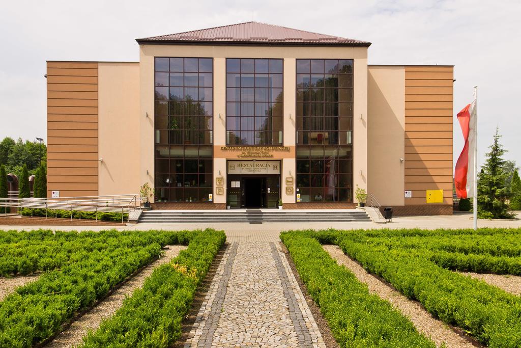 Pokoje Goscinne W Centrum Kultury Wsi Polskiej Wierzchoslawice Экстерьер фото